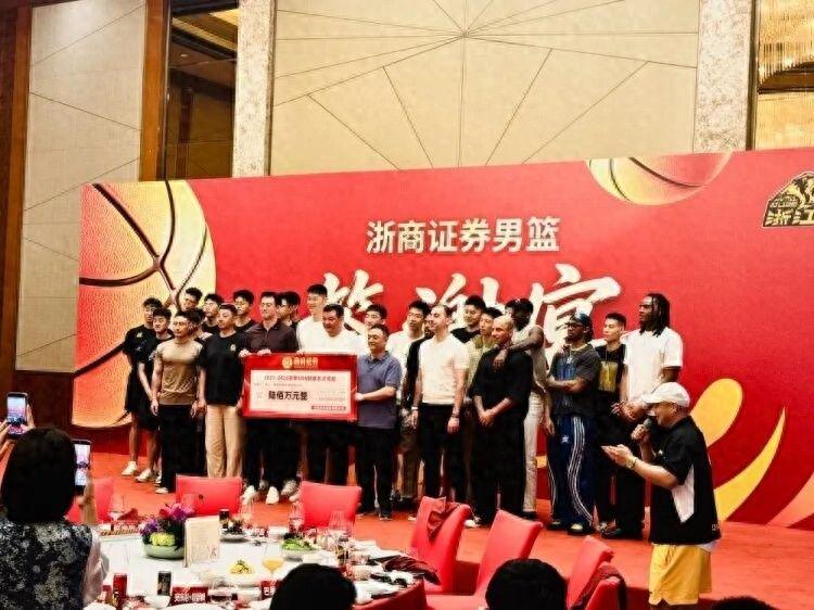 范弗利特被信任!美媒透露火箭计划,新赛季杜兰特想夺冠困难重重